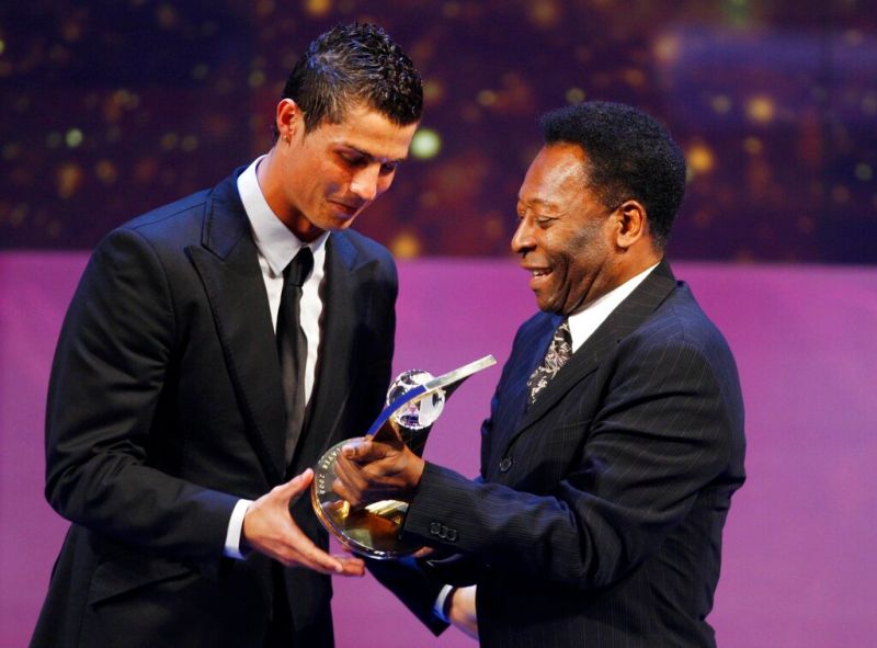 ▲2009年時，葡萄牙球星「C羅」Cristiano Ronaldo從球王比利手中接過FIFA「世界足球先生」的獎項。（圖／美聯社／達志影像）