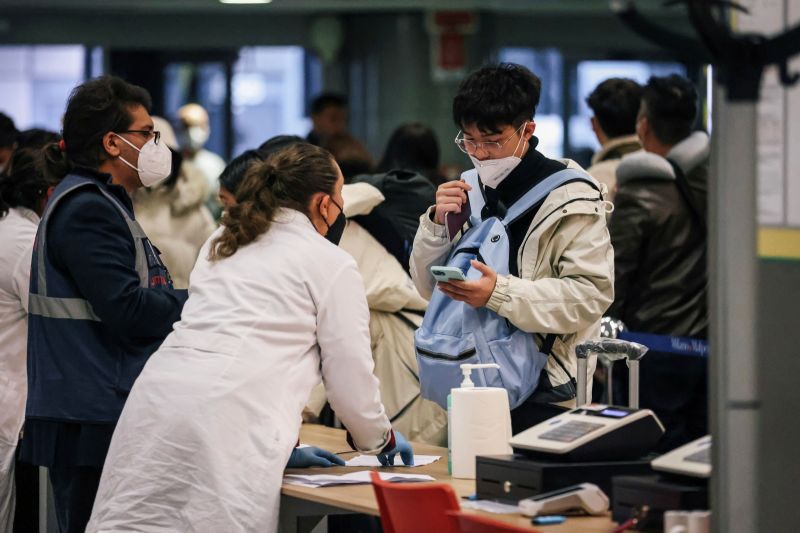 ▲多國在聽聞中國即將開放的消息後，接連對中國入境的旅客祭出限制措施、要求強制檢測等，引發北京不滿。（圖／美聯社／達志影像）