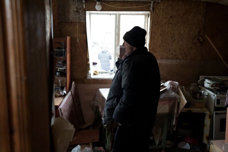 ▲俄羅斯對烏克蘭全國發動一波飛彈攻擊，多數地區在低溫中無電可用，準備在嚴寒中迎接新年。（圖／美聯社／達志影像）
