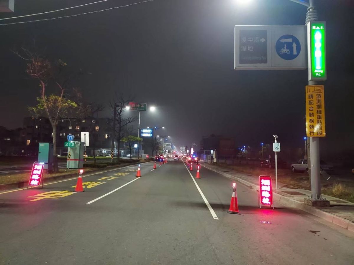 ▲高市警局為遏止酒駕歪風，自今天起於元旦連假期間，將連續三日針對易發生酒後駕車事故地點並以汽車攔查取締為重點，對疑似酒駕車輛，加強攔查、舉發及取締酒駕。（圖／高市警局交通大隊提供）  