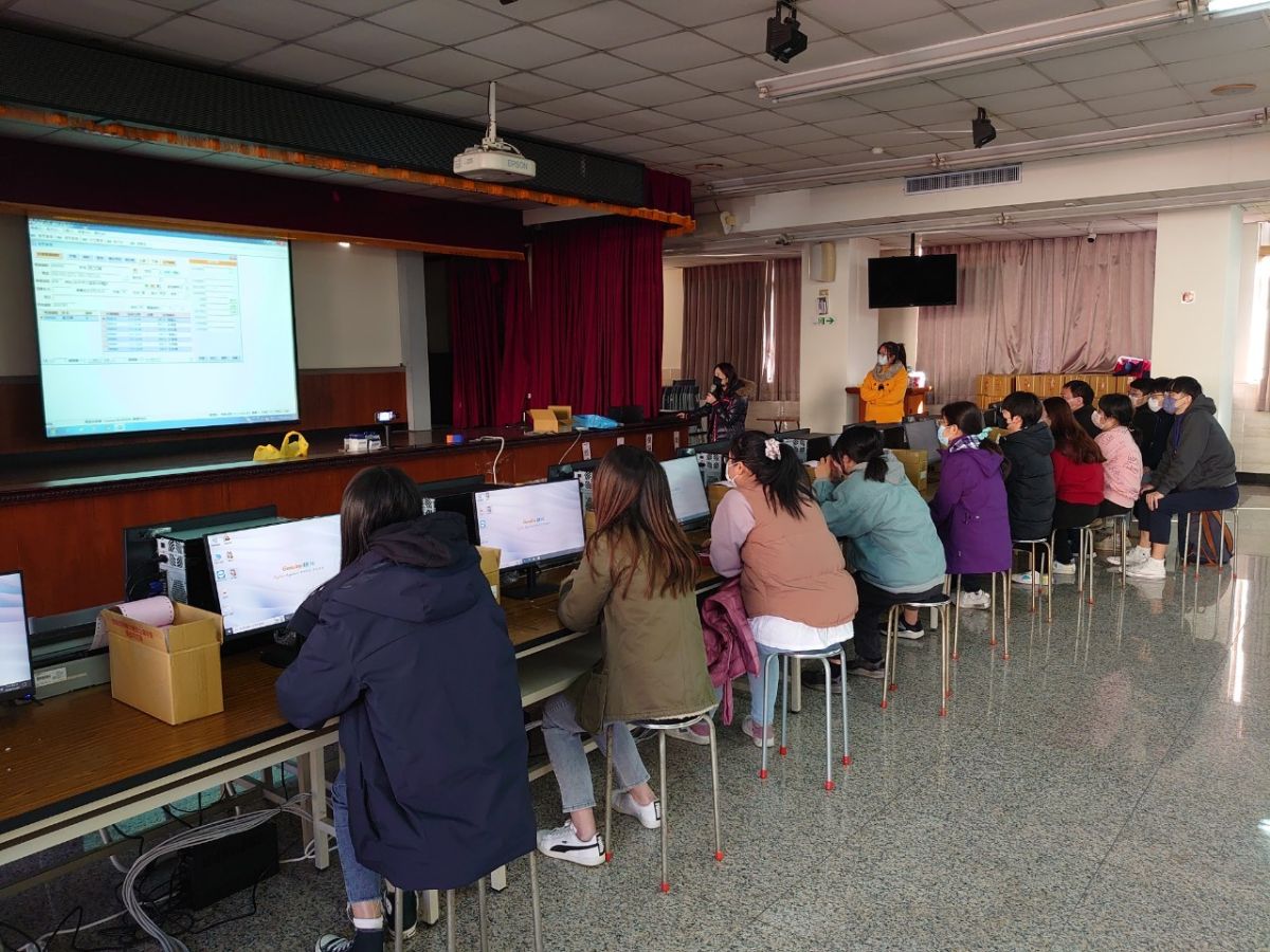 ▲迎接年年蜂湧而至的安燈信眾，   萬和宮更新電腦系統，重新配置場地，培訓工讀生，做好萬全準備。（圖／萬和宮提供