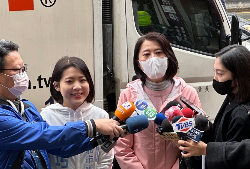 ▲徐巧芯今日陪同王鴻薇掃街拜票。（圖／王鴻薇辦公室提供）