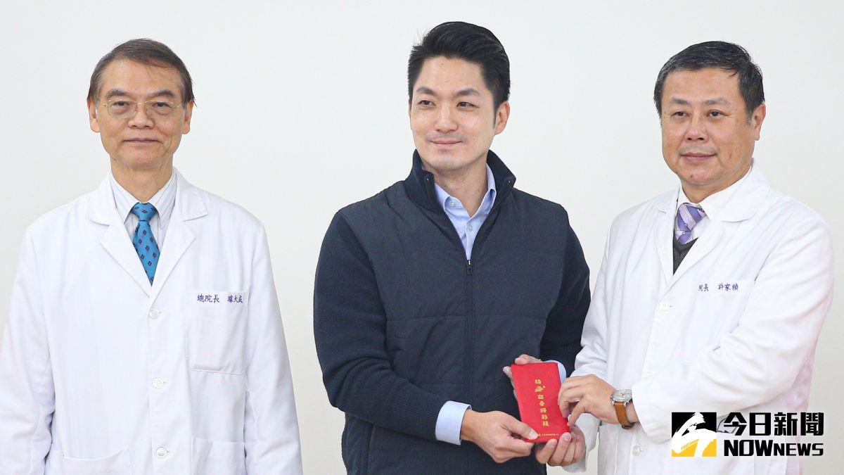 ▲台北市長蔣萬安30日在聯合醫院總院長璩大成（左）的陪同下，前往和平院區致贈紅包慰問。圖右為和平院區院長許家禎。（圖／記者葉政勳攝，2022.12.30）