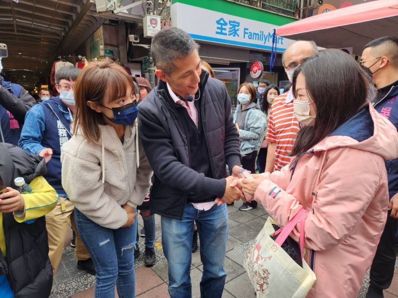 ▲吳怡農與妻子一同赴晴光市場拜票。（圖／吳怡農辦公室提供）