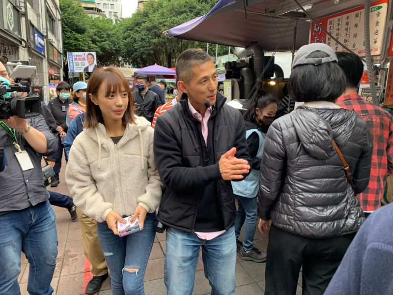 ▲吳怡農此次競選堪稱一場大型實驗,勢必會影響未來綠營競選活動模式的變革。圖為其與妻子一同赴晴光市場拜票。(圖/吳怡農辦公室提供)