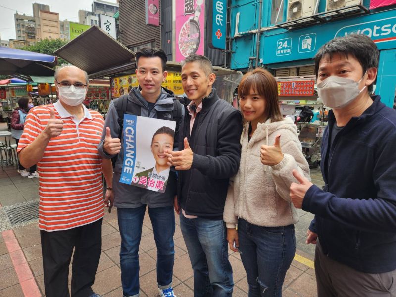 ▲吳怡農與妻子一同赴晴光市場拜票。（圖／吳怡農辦公室提供）