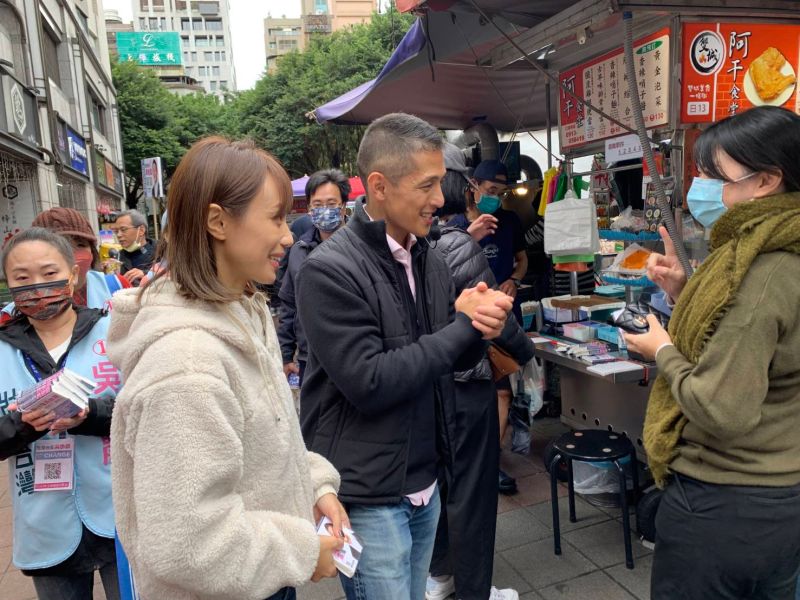 ▲吳怡農與妻子一同赴晴光市場拜票。（圖／吳怡農辦公室提供）