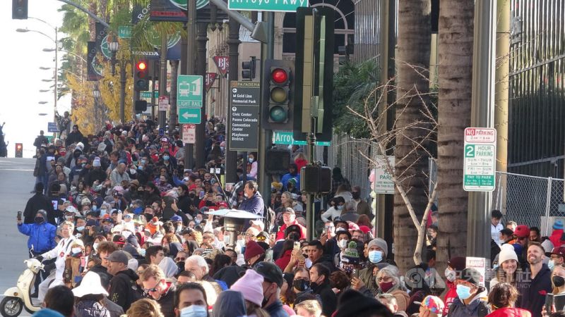 ▲美國加州洛杉磯近郊巴沙迪納（Pasadena）每年元旦舉行玫瑰花車遊行，結合大型花車、行進樂隊與馬術隊演出，吸引數十萬人到場觀賞。圖為2022年元旦道路兩旁人潮。中央社記者林宏翰洛杉磯攝 111年12月30日