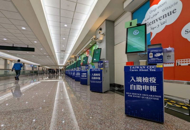 ▲自明年（2023）1月1日零時至1月31日，搭乘來自中國地區航班，抵達桃園機場時須配合採集唾液檢體進行PCR檢測後。（圖／機場公司提供）