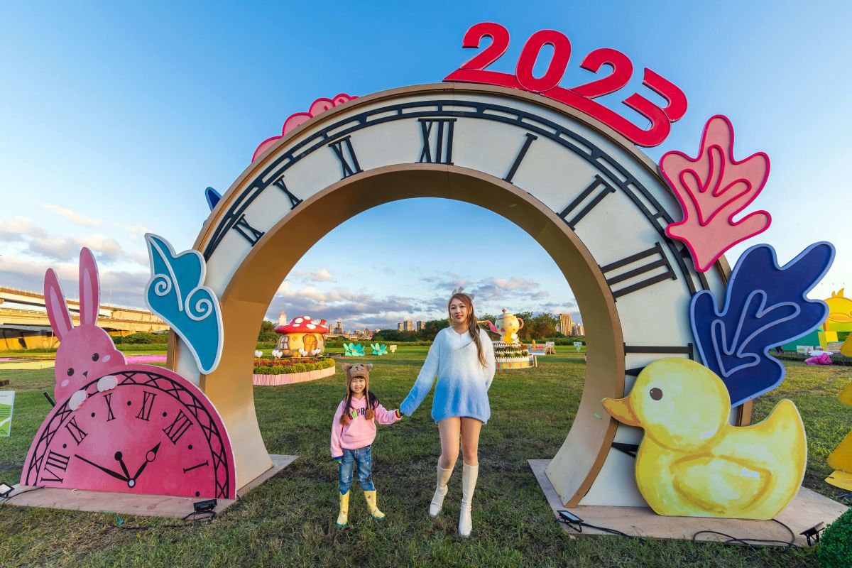 ▲《NOWnews今日新聞》整理出小資家庭就能玩的跨年景點，有在新北市的超萌「鴨鴨公園地景展」、新北耶誕城、「暖冬感溫祭」來場冬日溫泉之旅；或是台南市賞鳥、賞花、泡溫泉親近自然，無論是大人想放鬆或是帶小朋友放電晃晃都非常適合。（圖／新北觀旅局提供）