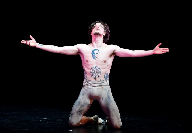 ▲義大利一間劇院取消俄羅斯知名芭蕾舞者波路寧（Sergei Polunin）的演出，因為他在身體3處紋有俄國總統蒲亭的肖像刺青。資料照。（圖／美聯社／達志影像）