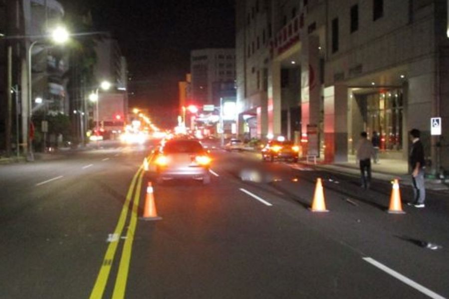 ▲台中市中區民權路，今（31）日凌晨4點多，一位35歲陳姓男子駕駛自小客車駛經事故路段時，撞上一位穿越馬路的行人，行人被撞飛倒地，送醫後傷重不治。（圖／翻攝畫面）