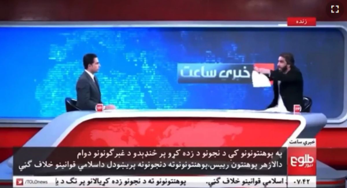 ▲名叫馬沙爾的阿富汗教授，近日在電視台的直播節目上，當眾撕毀了他的多張高學歷畢業證書，以抗議塔利班禁止女性受教育的行為。（圖／擷取自影片）