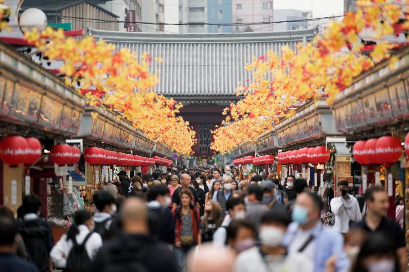▲COVID-19疫情肆虐全球的情況下，這是日本民眾第3度迎接新年到來，東京淺草寺一帶可看到許多外籍觀光客身影。資料照。（圖／美聯社／達志影像）