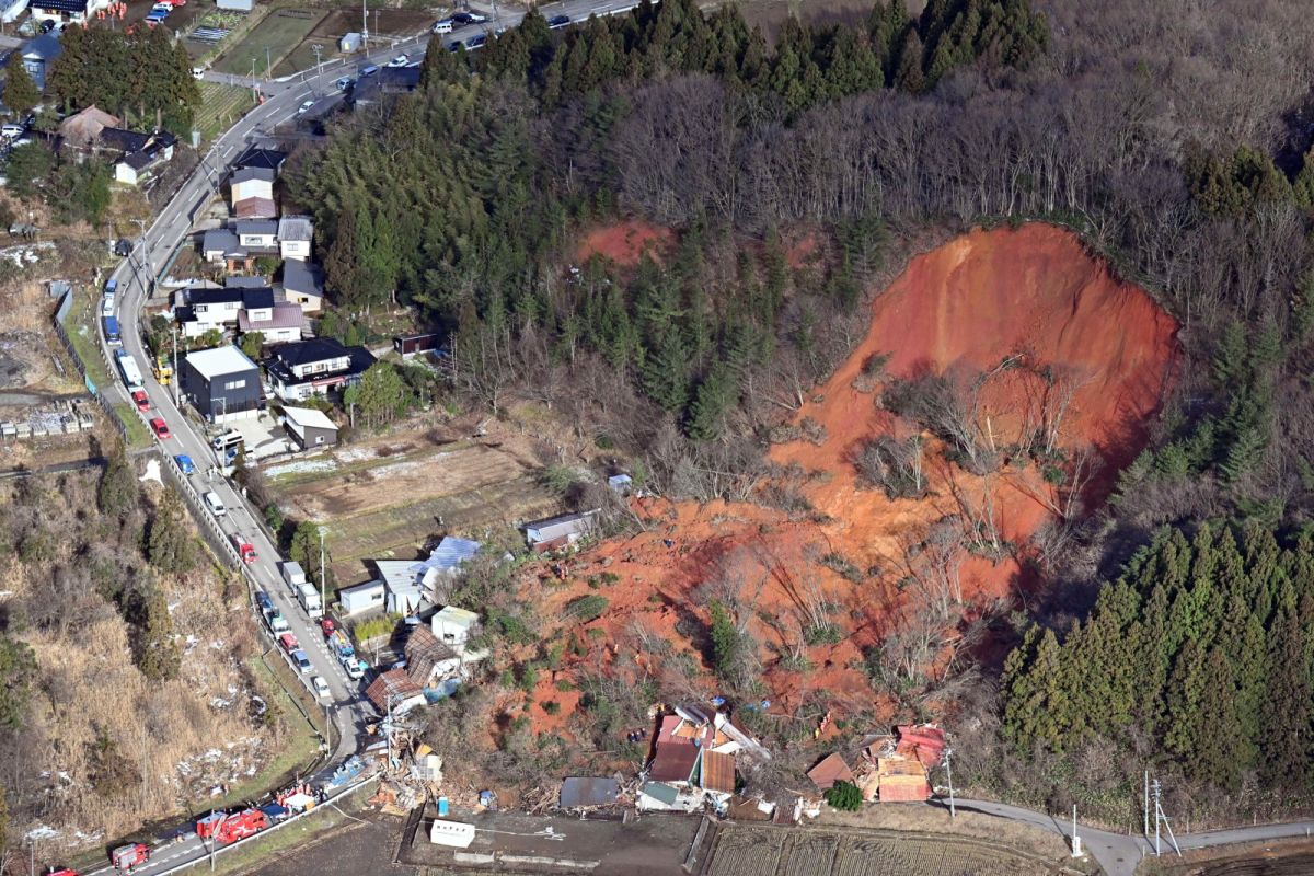 ▲日本山形縣鶴岡市民宅後山今天凌晨發生崩塌，已知約10棟建物受波及倒塌，警消單位雖救出2人，但仍有2名高齡夫婦失聯正持續搜救。（圖／美聯社／達志影像）