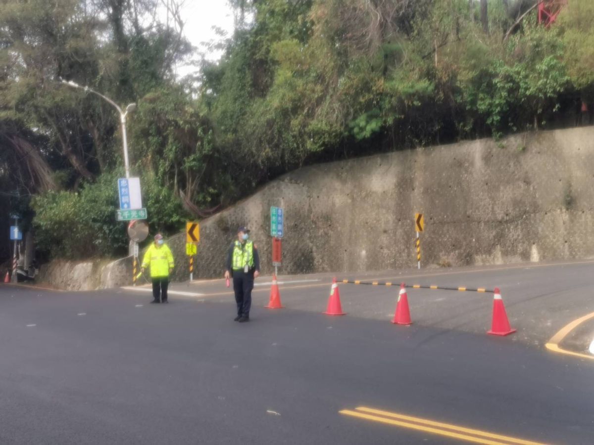 ▲為因應元旦連續假期壽山動物園開園後大量人潮及車流，轄區高市警局鼓山分局除依交通狀況執行8至18時階段性交通疏導管制措施。（圖／鼓山分局提供）  