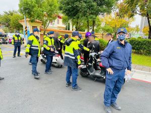 ▲警方派出120名警力至現場維持交通及秩序，進行攔查時更逮獲4位通緝犯。（圖／翻攝畫面）