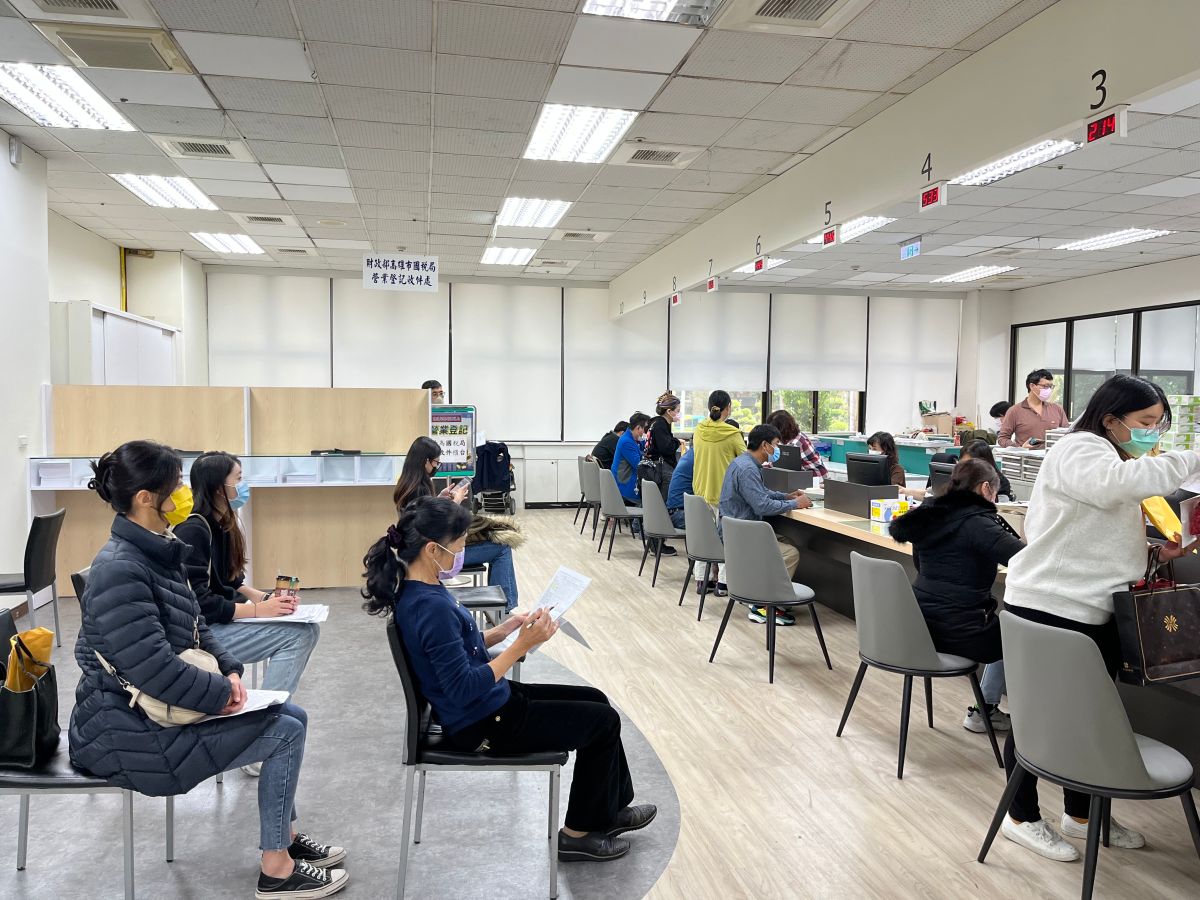 ▲經發局工商登記服務中心全面翻新，增加等候空間，明亮度也大幅提升。（圖／高市府經發局提供）