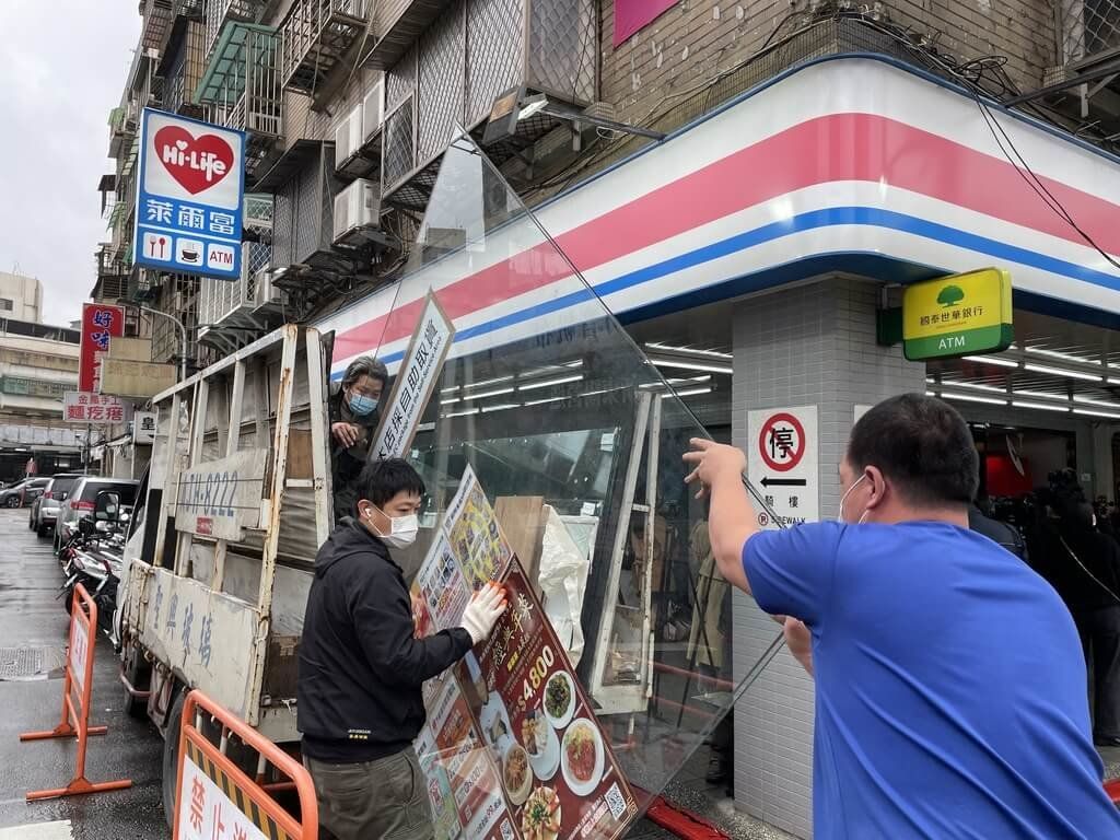 ▲為迎接解封後首場跨年及台北101煙火吸引的百萬人潮，4大超商全面備戰。（圖／中央社）