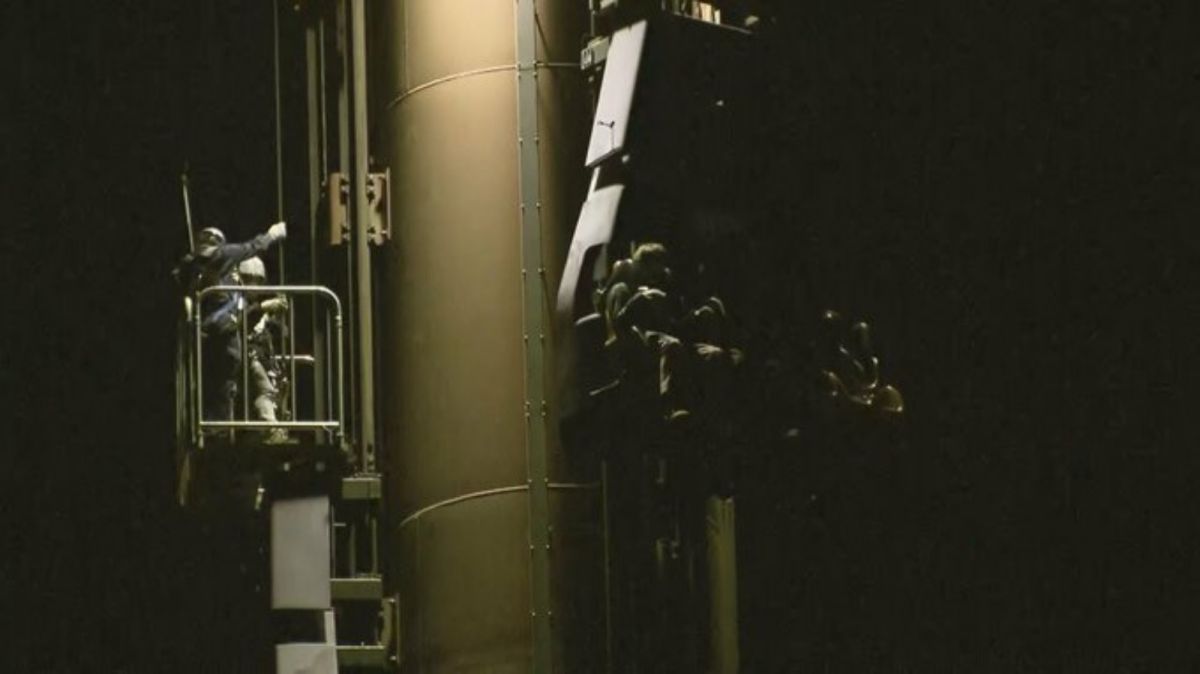 ▲日本大阪府枚方市一處遊樂園12月30日晚上7時左右，發生高度約50公尺的自由落體設施故障，造成兩名20多歲男女在低溫中受困接近最高點處，並在約4小時後的深夜11時才獲救。（圖／翻攝自TBS）