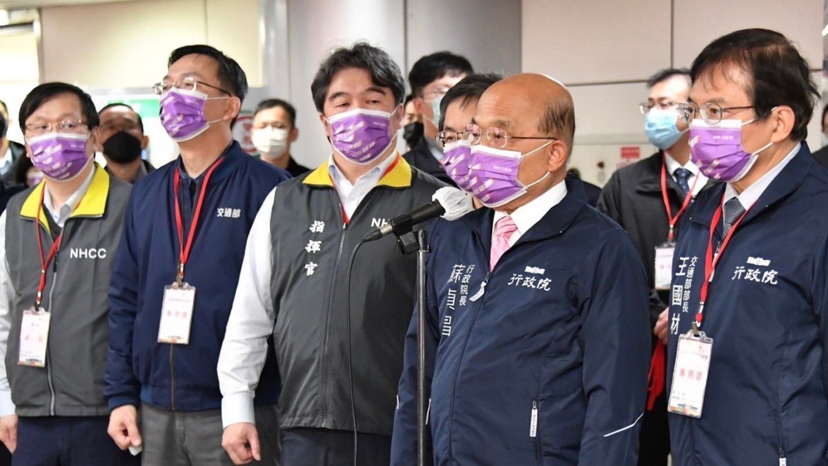 ▲蘇貞昌今日前往桃園機場，視察抵台中國航班加強檢疫措施執行情形。（圖／行政院提供）