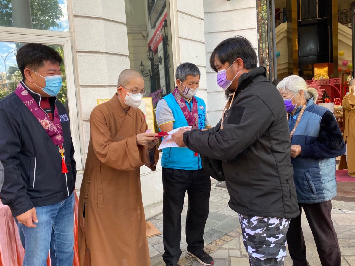 ▲佛光山惠中寺今天舉辦法寶節寒冬送暖，覺居法師一一致贈紅包給福田戶，祝福他們平安吉祥過好年。（圖／記者金武鳳攝，2022.12.31)