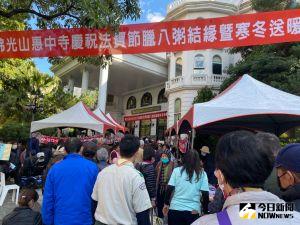 惠中寺法寶節寒冬送暖 逾千福田戶受惠過好年 ▲台中市今天天氣暖和,惠中寺舉辦法寶節寒冬送暖活動,逾千福田戶湧入,現場溫馨喜樂。(圖/記者金武鳳攝,2022.12.31)