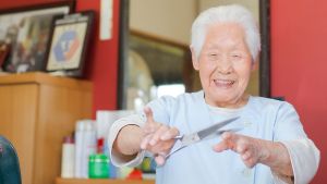 到死都想幫人理髮！日嬤高齡105歲　仍能工作、傳聖火
