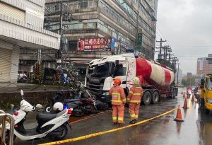 新北曳引車疑恍神自撞！電杆遭攔腰折斷　路邊機車倒一排
