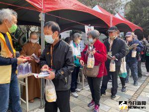 惠中寺法寶節寒冬送暖 逾千福田戶受惠過好年 ▲惠中寺法寶節寒冬送暖,逾千福田戶秩序井然領取物資,全是來自各界溫暖濟助。(圖/記者金武鳳攝,2022.12.31)