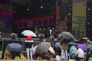 淋雨也要跨年！台北101提早湧現人潮　粉絲凌晨到場卡位

