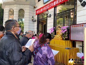 ▲惠中寺法寶節寒冬送暖，設有祈福站，民眾誠心誦讀「求財富祈願文」，並獻燈祈福。（圖／記者金武鳳攝，2022.12.31)