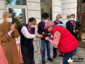 惠中寺法寶節寒冬送暖 逾千福田戶受惠過好年 ▲惠中寺法寶節寒冬送暖,台中民政局長吳世瑋出席致贈紅包,看到他們臉綻笑容,吳局長說「內心也感到溫暖」。(圖/記者金武鳳攝,2022.12.31)