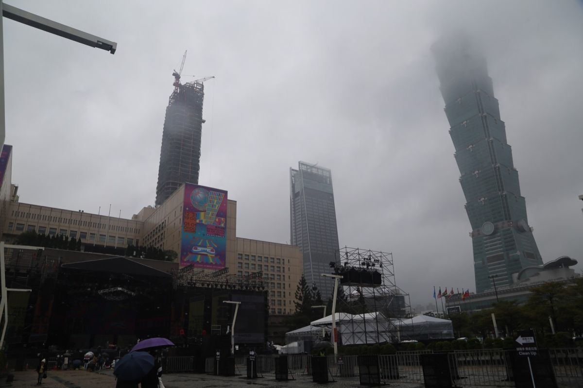 ▲今（31）晚跨年夜受東北季風影響，桃園以北、東半部地區被雨彈籠罩，不僅跨年夜101大樓被雲霧籠罩，元旦連假也會持續降雨。（圖／記者吳政璋攝）