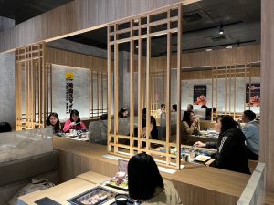 ▲築間餐飲於12月新開幕的燒肉Smile台中市政店，打造日式風格，環境優雅。（圖／築間提供）