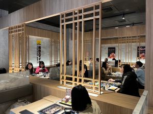 築間餐飲義賣捐助愛心跨年 燒肉Smile市政店消費有好康 ▲築間餐飲於12月新開幕的燒肉Smile台中市政店,打造日式風格,環境優雅。(圖/築間提供)