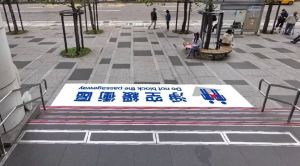 ▲台北捷運設置「淨空緩衝區」，提醒民眾不要推擠，導致踩踏意外發生。（圖／北捷提供）