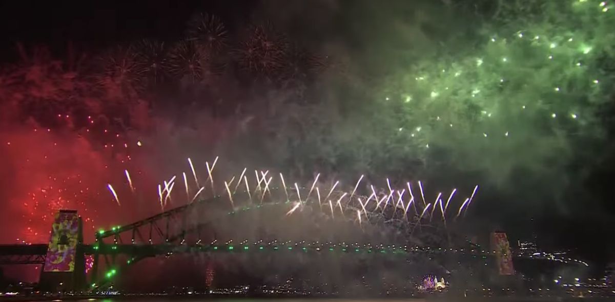 ▲澳洲雪梨迎接2023年的到來，施放長達720秒的煙火秀。（圖／截自美聯社影音）