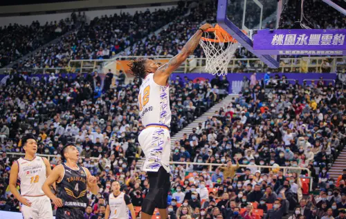 霍華德出賽47分40秒，狂轟38分、25籃板、9助攻，率隊從落後25分上演大逆轉勝。（圖／NOWnews資料照）