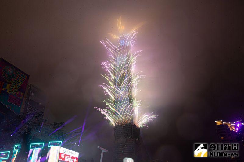 ▲迎接2024年！台北市101跨年煙火秀，璀璨綻放300秒。（圖／NOWnews攝影中心）