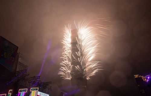 跨年夜雨炸北台灣！台北101煙火「恐霧茫茫一片」　賈永婕發聲了
