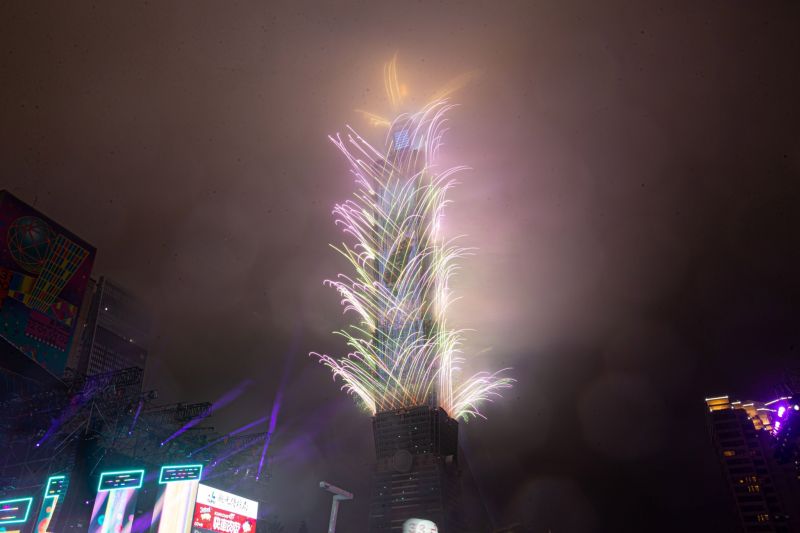 ▲台北市政府舉辦「台北最High新年城-2023跨年晚會」，101煙火結合燈光、音樂、多媒體以及煙火共同釋放。（圖/記者葉政勳攝）