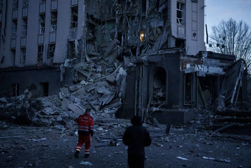 ▲烏克蘭首都基輔市中心13日遭俄軍空襲，至少1死7傷。（圖／美聯社／達志影像）
