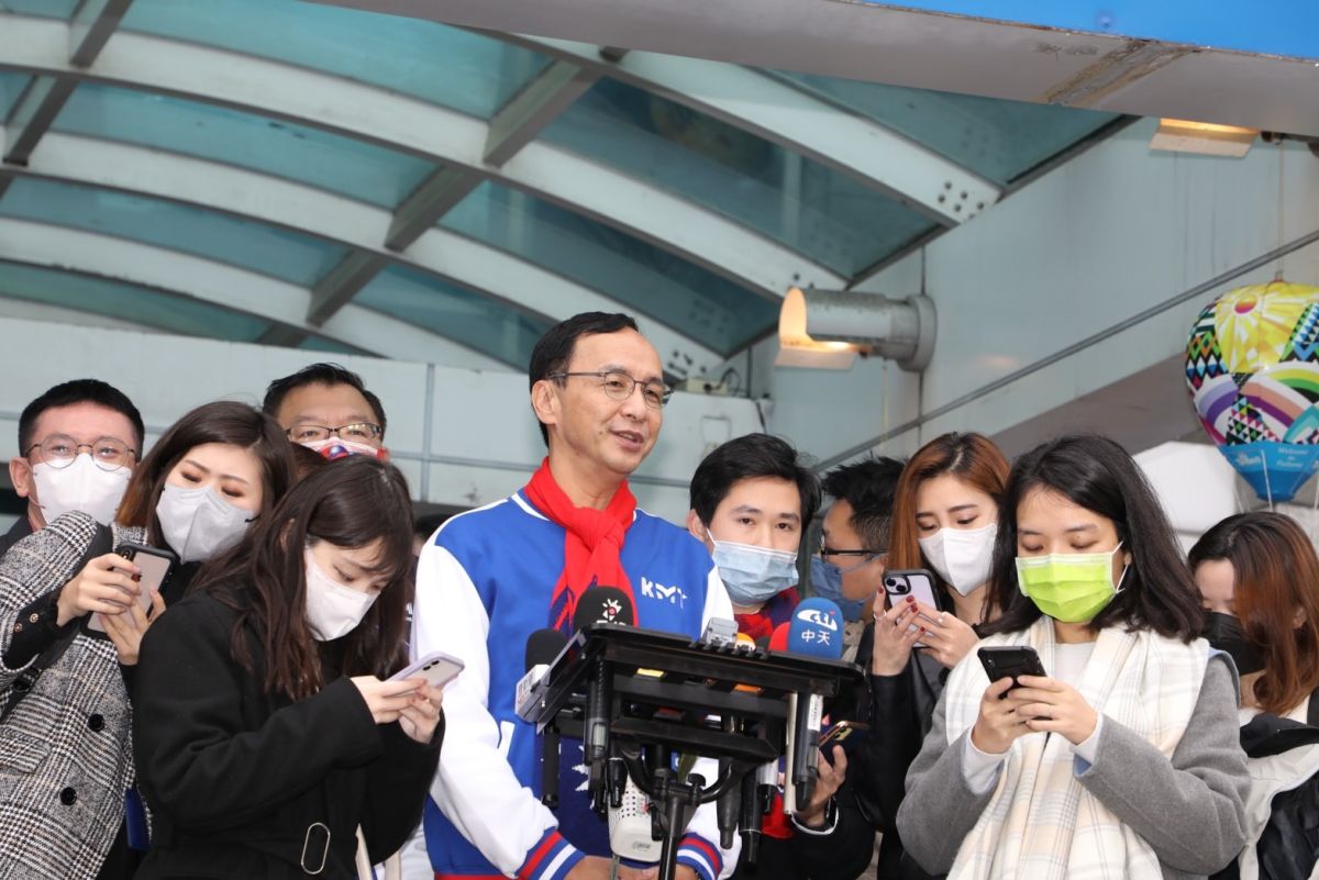 ▲傳民進黨有意將兩岸論述，從「抗中保台」改為「和平保台」，朱立倫今受訪直呼民進黨終於發現路線錯誤，每天喊抗中讓大家陷兵兇戰危。（圖／國民黨提供）