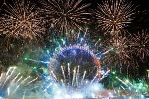 英國迎2023年！10萬人擠看倫敦眼煙火　無人機排女王致敬
