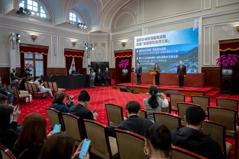 ▲蔡英文今日在賴清德、李大維陪同下,於總統府內發表2023新年談話。(圖/總統府提供)