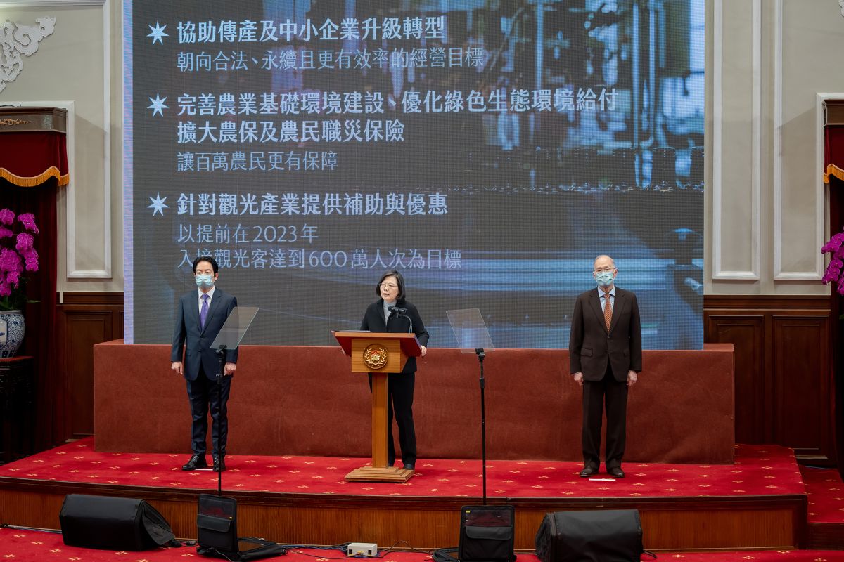 ▲今日為2023年元旦，蔡英文在賴清德、李大維陪同下，於總統府內發表新年談話。（圖／總統府提供）