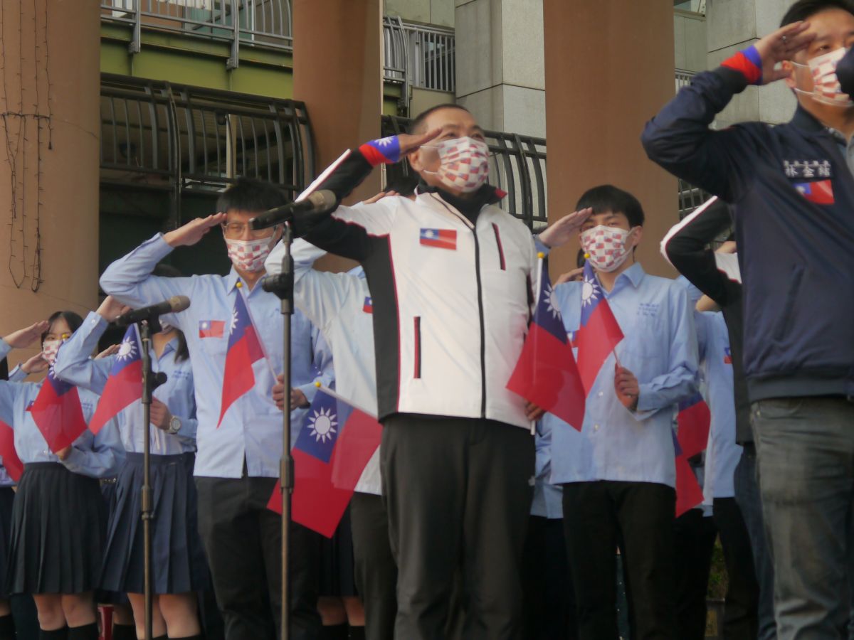 ▲侯友宜出席新北市元旦升旗典禮，致詞提到台灣「不要變強國的棋子」，要在國際扮演重要角色。（圖 ／記者吳嘉億攝）