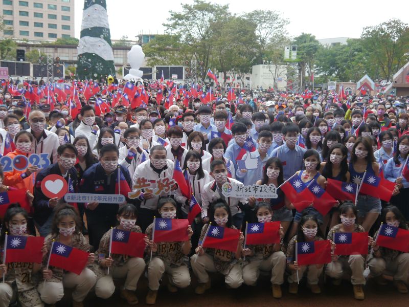 ▲侯友宜參加新北市元旦升旗典禮,各局處首長、民意代表與民眾大合照歡慶元旦。(圖 /記者吳嘉億攝,2023.1.1)
