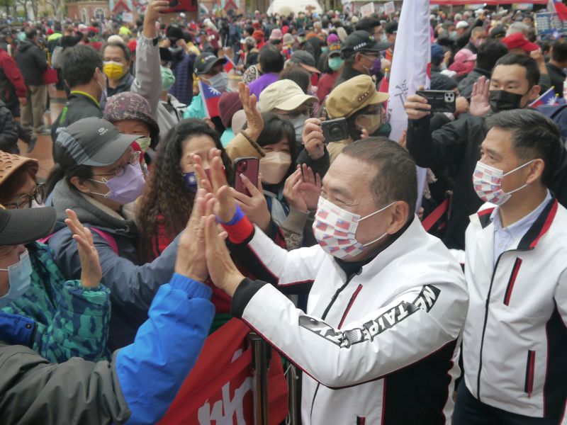 ▲侯友宜出席新北市元旦升旗典禮,典禮後與現場參與民眾握手致意。(圖 /記者吳嘉億攝,2023.1.1)